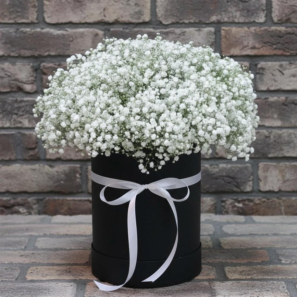 Цветочная композиция из Гипсофила в шляпной коробке в Душоново